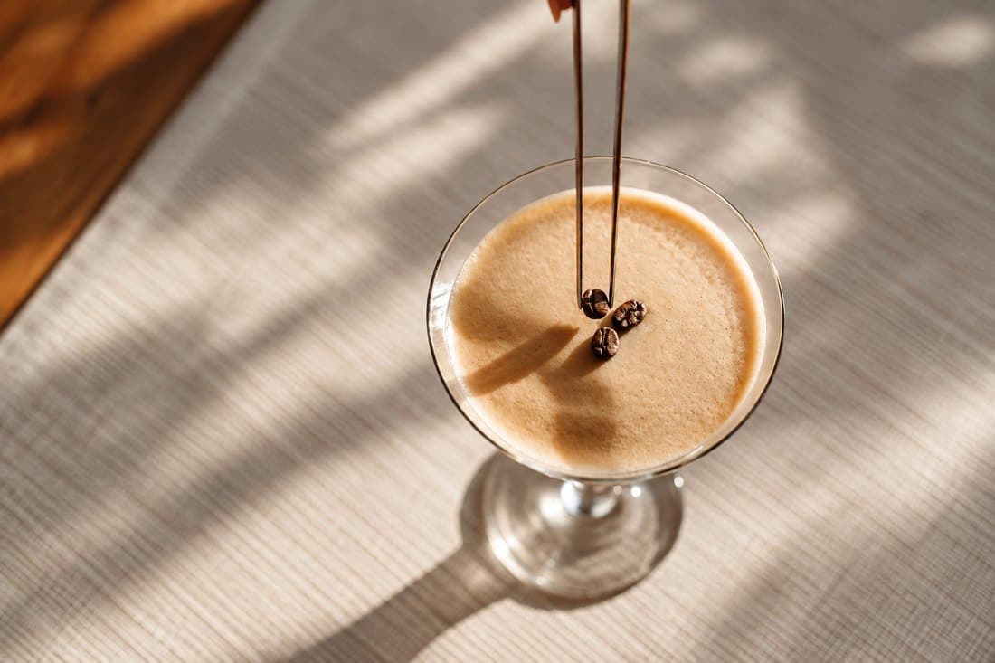 Espresso Martini văzut de sus, cu boabe de cafea
