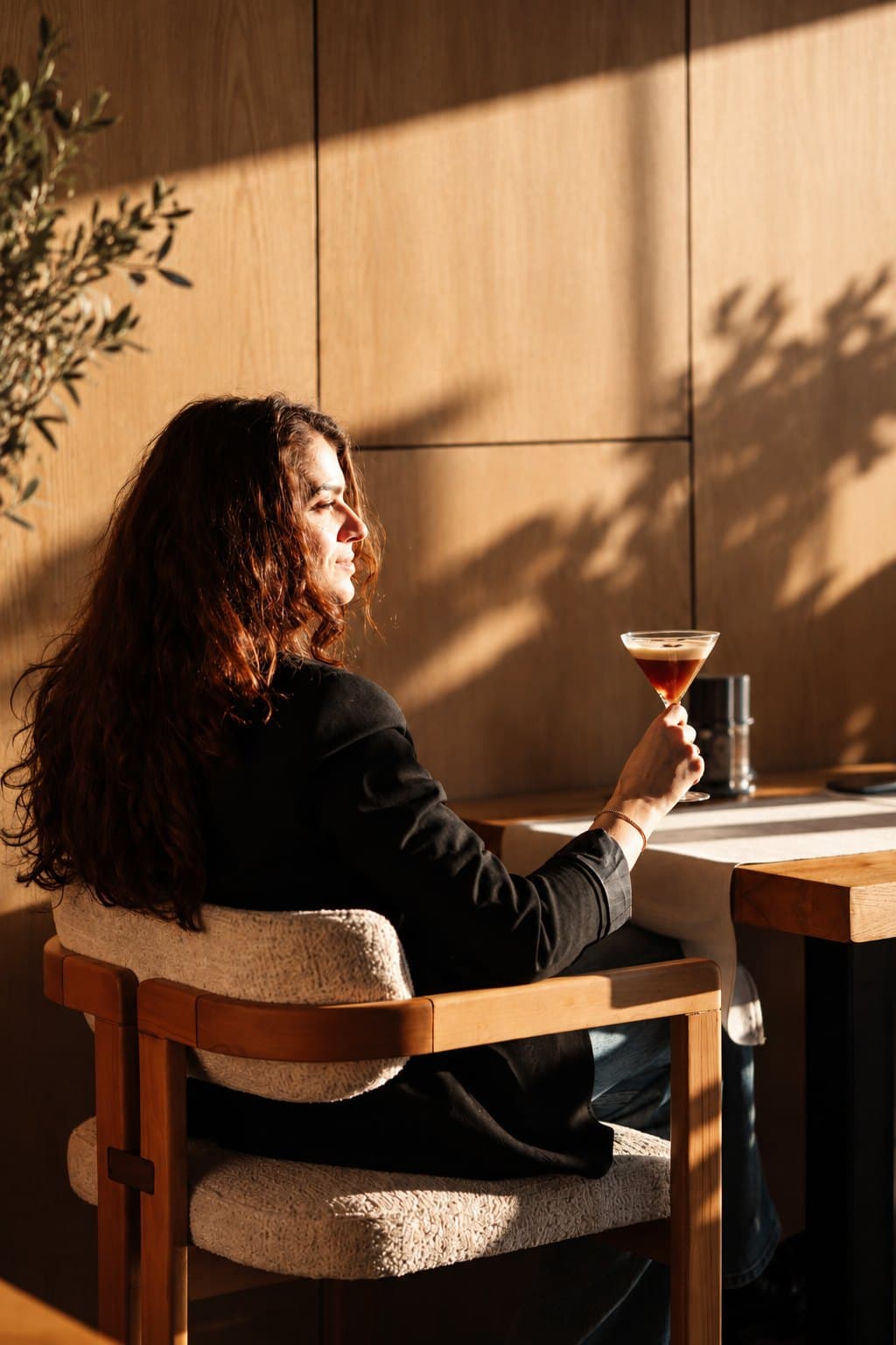 Un cocktail în lounge, la lumina caldă