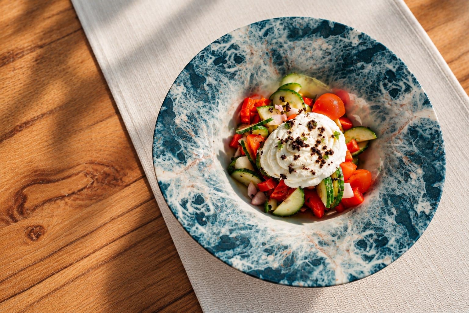 Salată cu burrata, roșii și castraveți