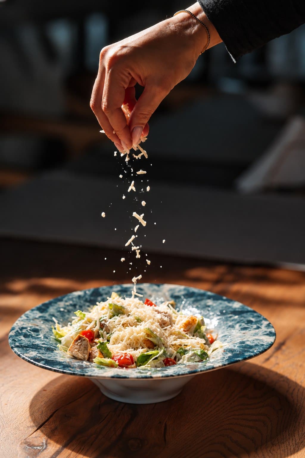 Parmezan ras peste salata Caesar